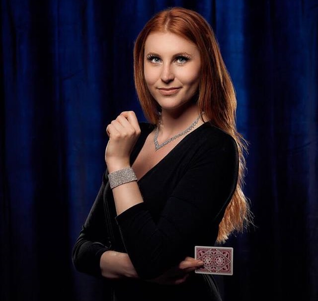 Boka caroline ravn för eventet stor scenshow med mingel i stockholm