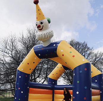 Hoppborg som clown för barn